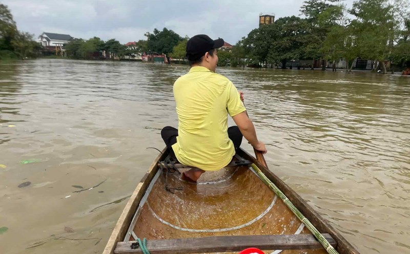 The boat trip of people in Le Thuy commune, Quang Tri province in the flood season. Photo: Xuan Thuy