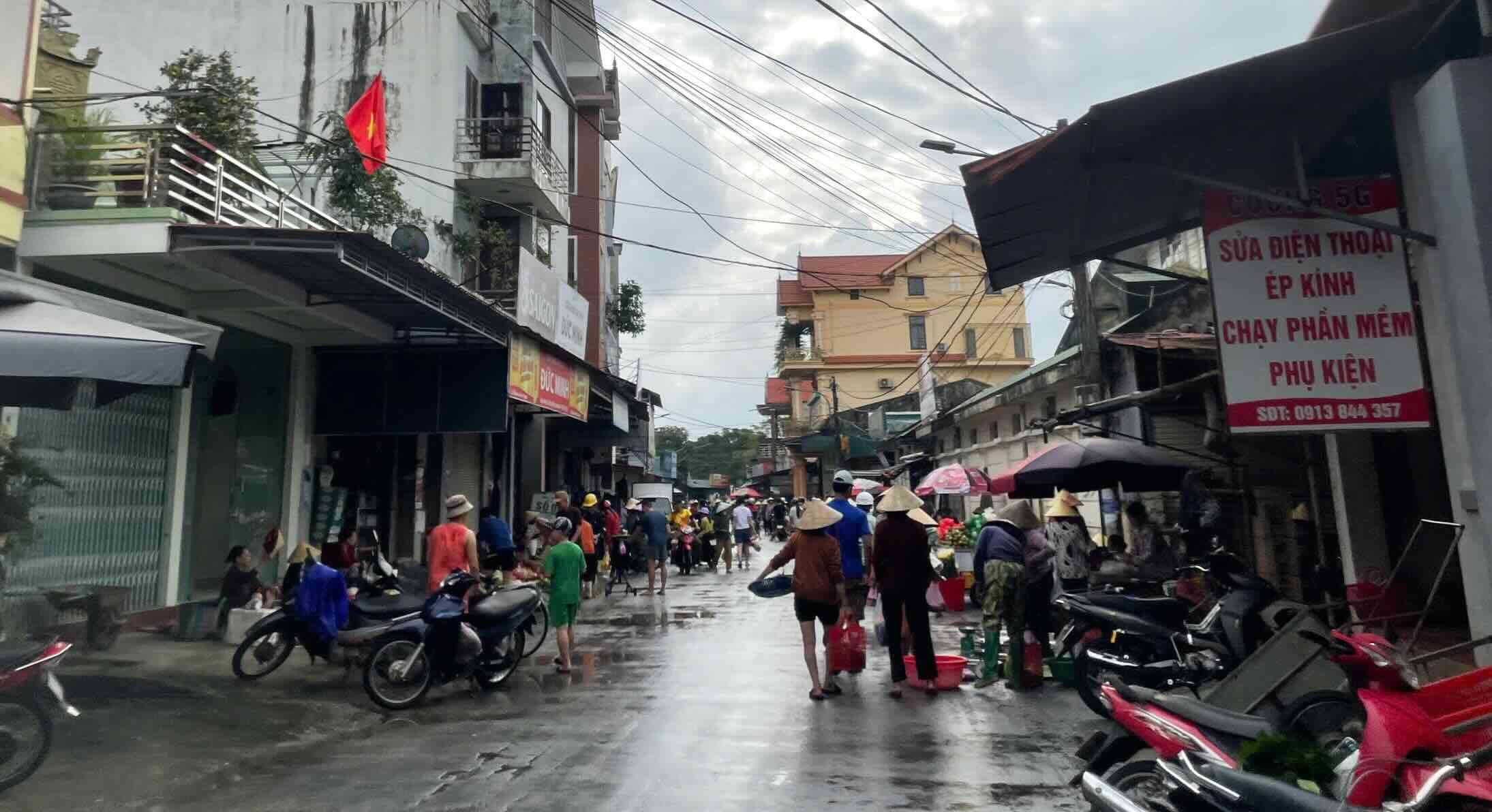 Ngoi cho o Le Thuy mo trong mua lut. Anh: Xuan Thuy