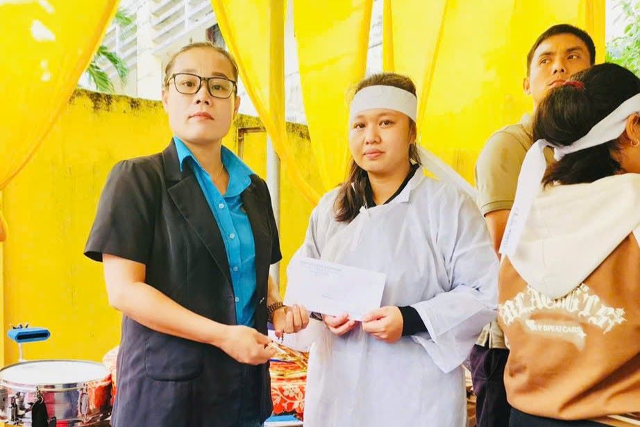 Cong doan xa Nui Thanh tham, ho tro gia dinh doan vien co nguoi than mat trong lu. Anh: Tran Thi