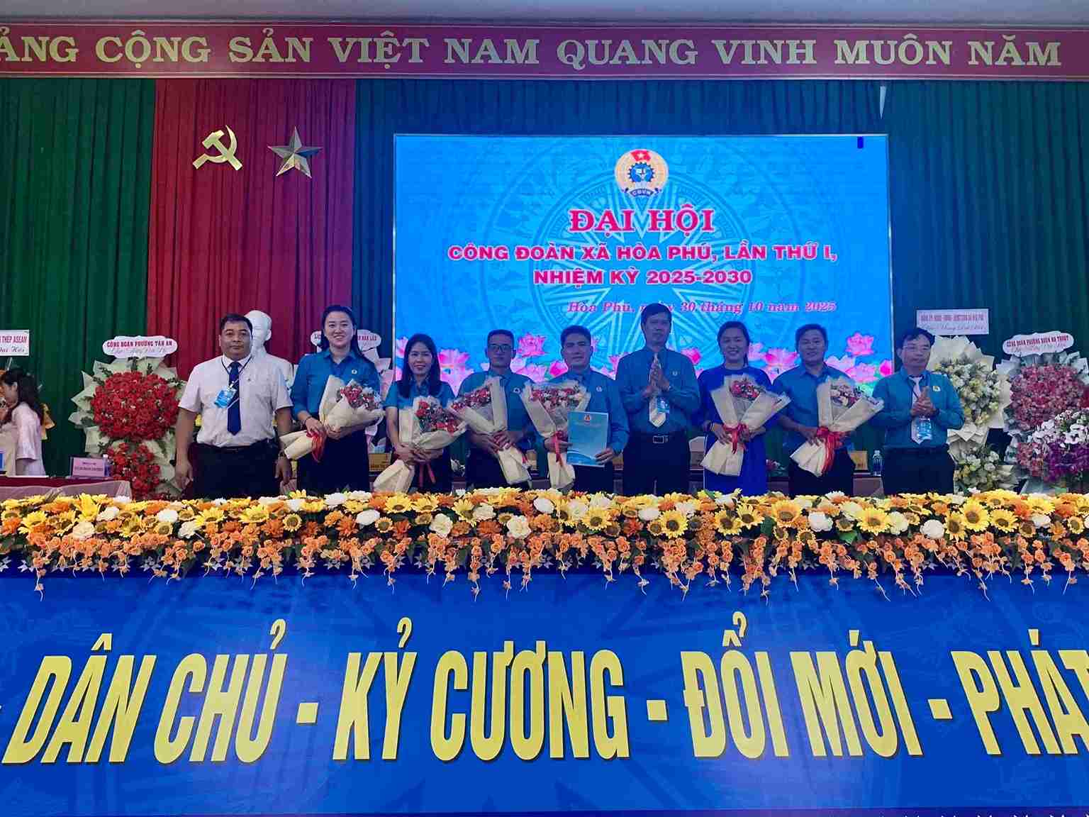 Leaders of the Dak Lak Provincial Federation of Labor presented flowers to congratulate the Executive Committee of the Hoa Phu Commune Trade Union for the 2025-2030 term. Photo: Dak Lak Labor Union