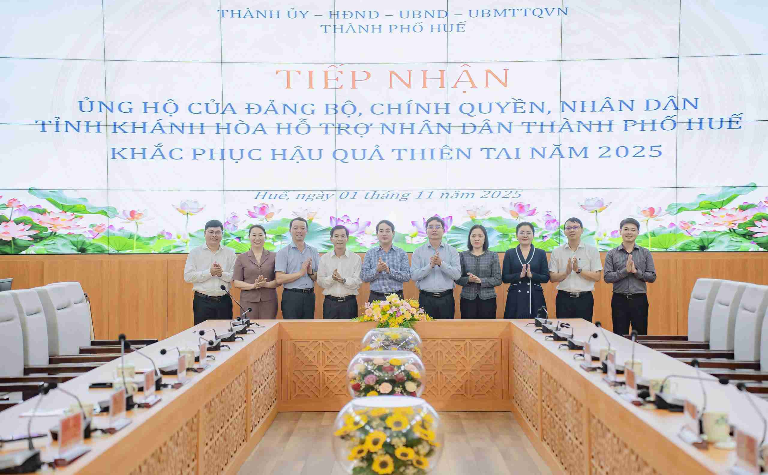 Hue City leaders received 2 billion VND from Khanh Hoa Province leaders to support overcoming the consequences of floods in Hue City. Photo: Huu Tam