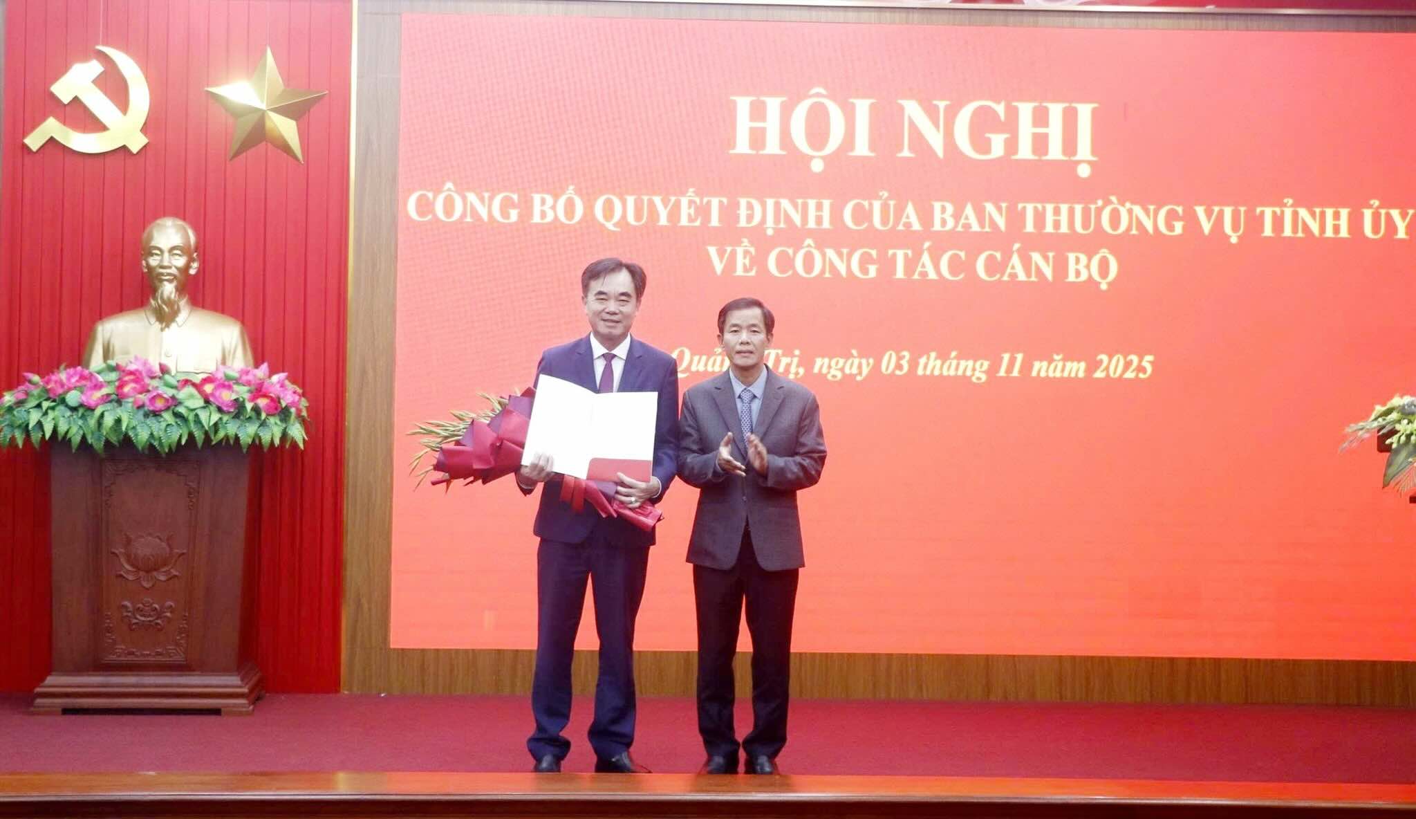 Mr. Nguyen Van Phuong - Secretary of the Quang Tri Provincial Party Committee presented the decision to the new Head of the Quang Tri Provincial Party Committee's Organization Committee Nguyen Luong Binh. Photo: Quang Tri Propaganda and Mass Mobilization Department