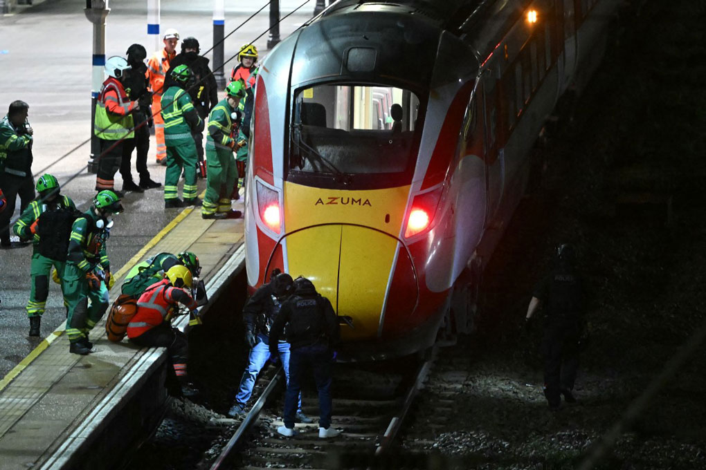Police and emergency service staff checked the track under the LNER Azuma train at Huntingdon station in eastern England on November 1 after a knife stabbing on the train. Photo: AFP