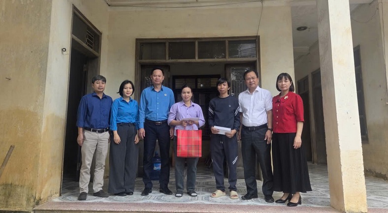 ベトナム農業環境組合副委員長のド・ティエン・ズン氏（左から3人目）は、北部地域水文気象観測所の草の根労働組合の労働者に支援と激励を与えた。写真: ラン・フォン