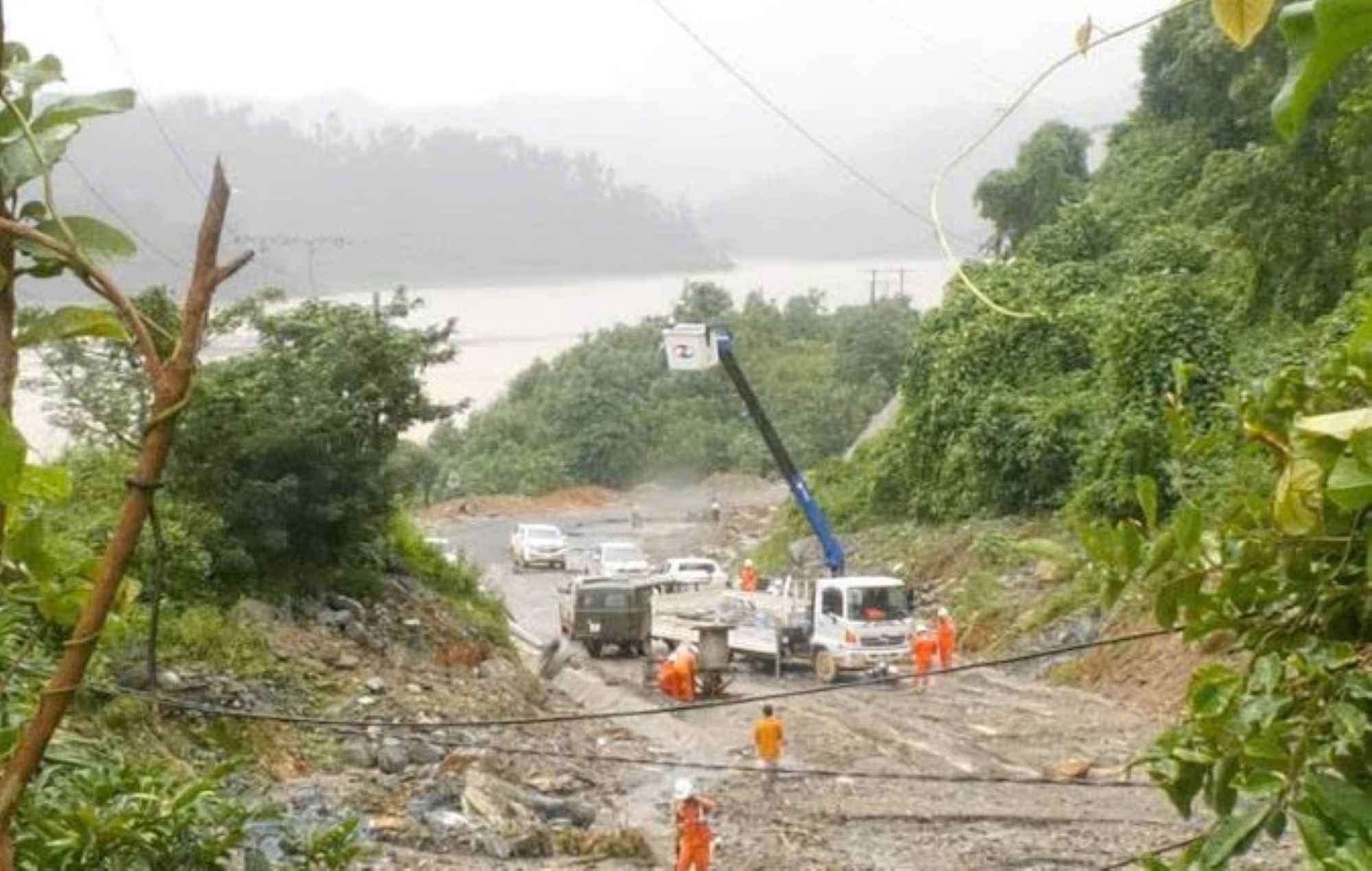 The Central Power Corporation has mobilized all resources to fix the problem and restore power to people in flooded areas. Photo: Thach Lam