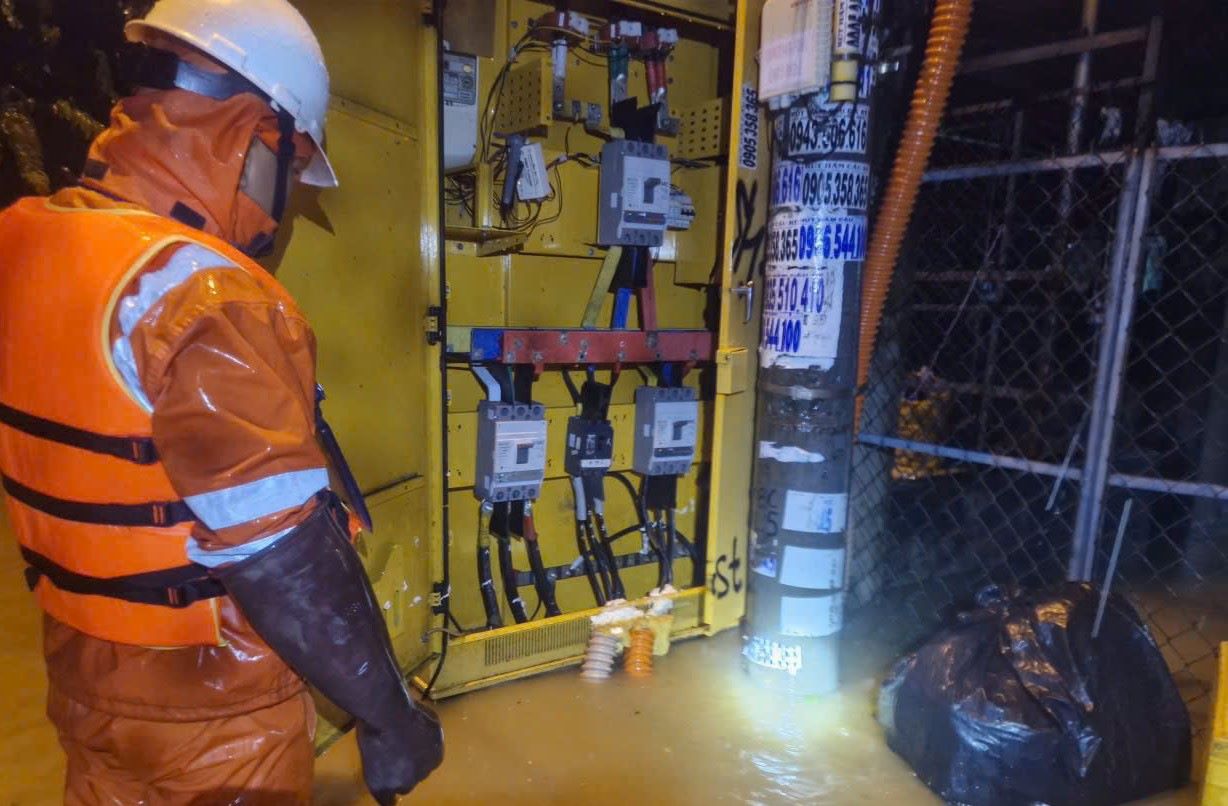 Tong Cty Dien luc mien Trung da huy dong tong luc de khac phuc su co, cap dien lai cho dan vung lu. Anh: Thach Lam