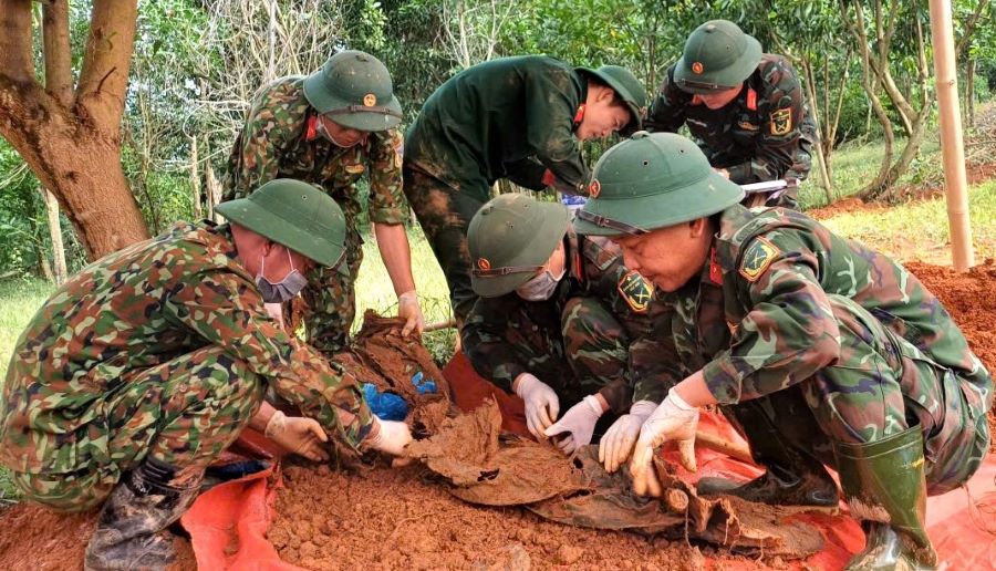 第337国防経済グループの殉教者の遺骨収集チームが殉教者の遺骨を発見した。写真: ドゥイ・ドン