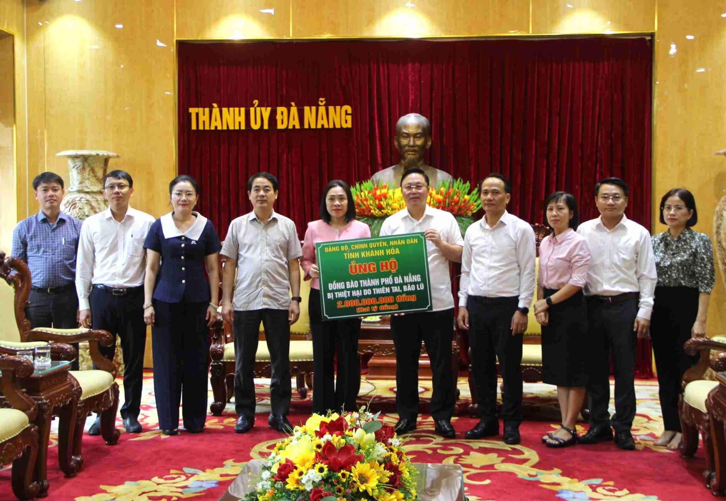 Khanh Hoa province donated 2 billion VND to Da Nang to overcome the consequences of historic floods. Photo: Thuy Thanh