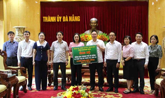 Tỉnh Khánh Hòa ủng hộ Đà Nẵng 2 tỉ đồng khắc phục hậu quả mưa lũ lịch sử. Ảnh: Thủy Thanh