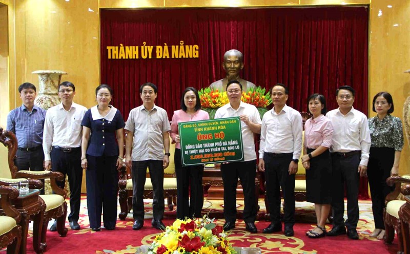 Khanh Hoa province donated 2 billion VND to Da Nang to overcome the consequences of historic floods. Photo: Thuy Thanh