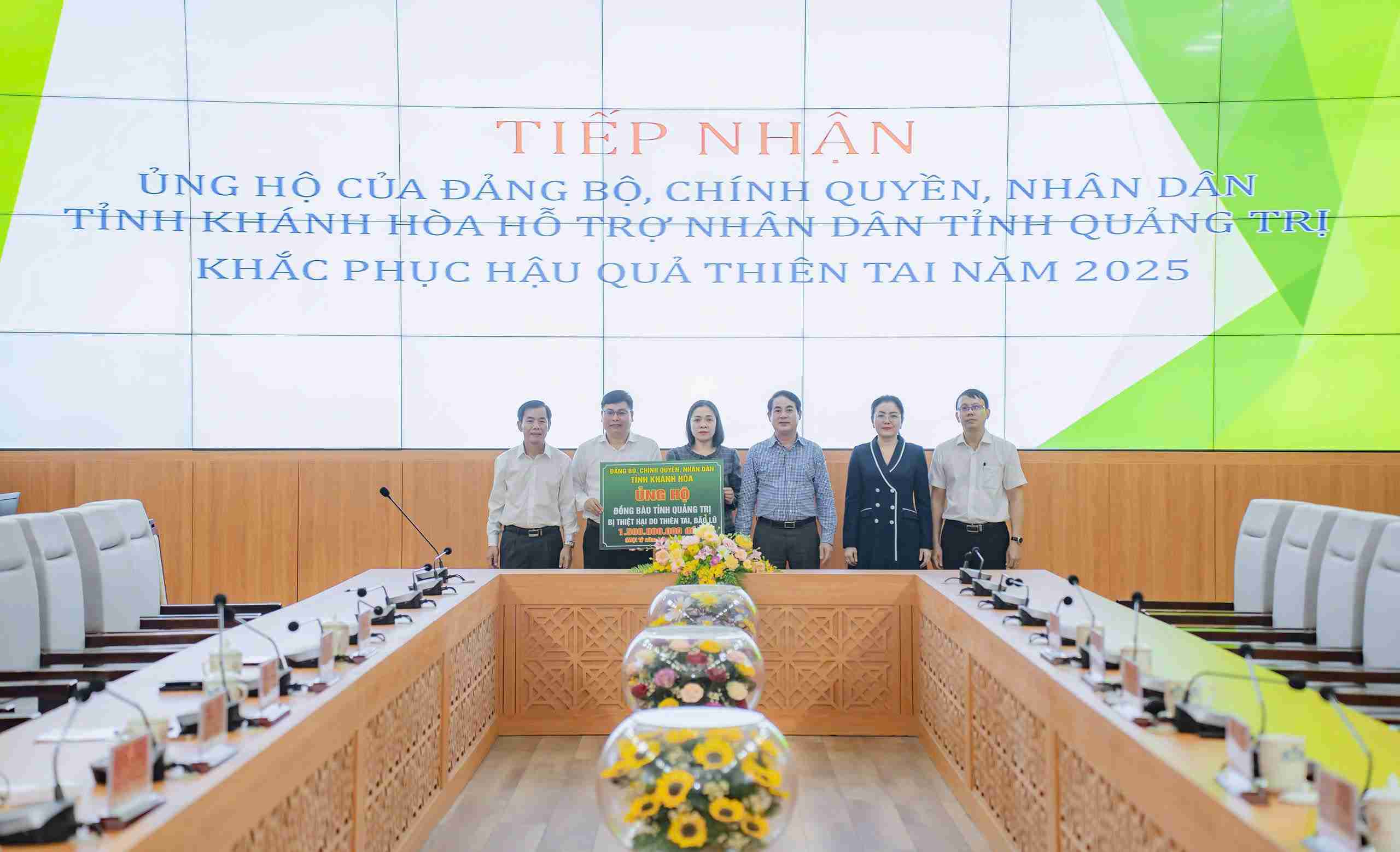 Tinh Khanh Hoa ho tro thanh pho Hue 2 ti dong va tinh Quang Tri 1,5 ti dong de khac phuc hau qua mua lu. Anh: Huu Tam