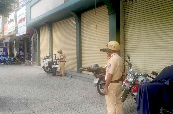 Traffic police check fines. Photo: Ho Chi Minh City Police