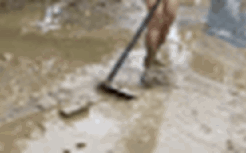 Thick mud after the flood recedes, Dai Loc and Da Nang people are determined to overcome