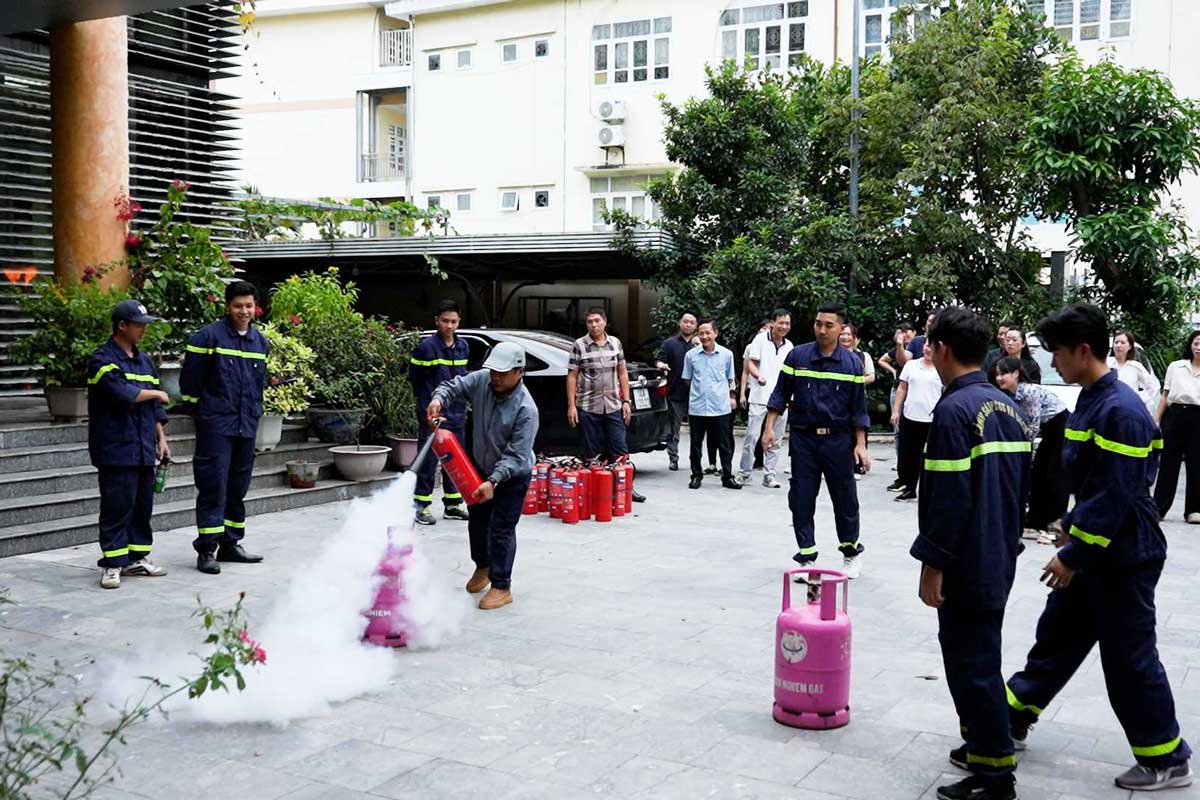 Trainees of the Cam Pha Ward Service Supply Center (Quang Ninh) practiced extinguishing the simulated fire. Photo: Cam Pha Ward Portal