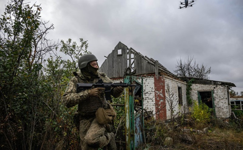 Ukrainian soldiers of the Independent Mechanical Brigade are trying to deal with a Russian UAV attack. Photo: AFP