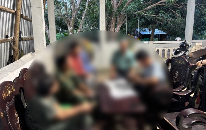 Nhom PV Bao Lao Dong gap go cac ho dan “keu cuu” ve viec VQG Phu Quoc da di doi cot moc ranh rung quoc gia sau thua dat cua ho tu nam 2004 lam anh huong den quyen loi. Anh: Nhom PV.