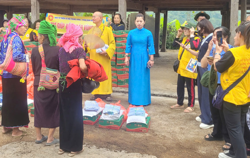 Cong doan phuong Nghia Lo phoi hop voi Nghiep doan co so Cho Son Thinh va cac nha hao tam trao tang 100 suat qua ho tro cho cac ho ngheo tren dia ban. Anh: Vuong Anh