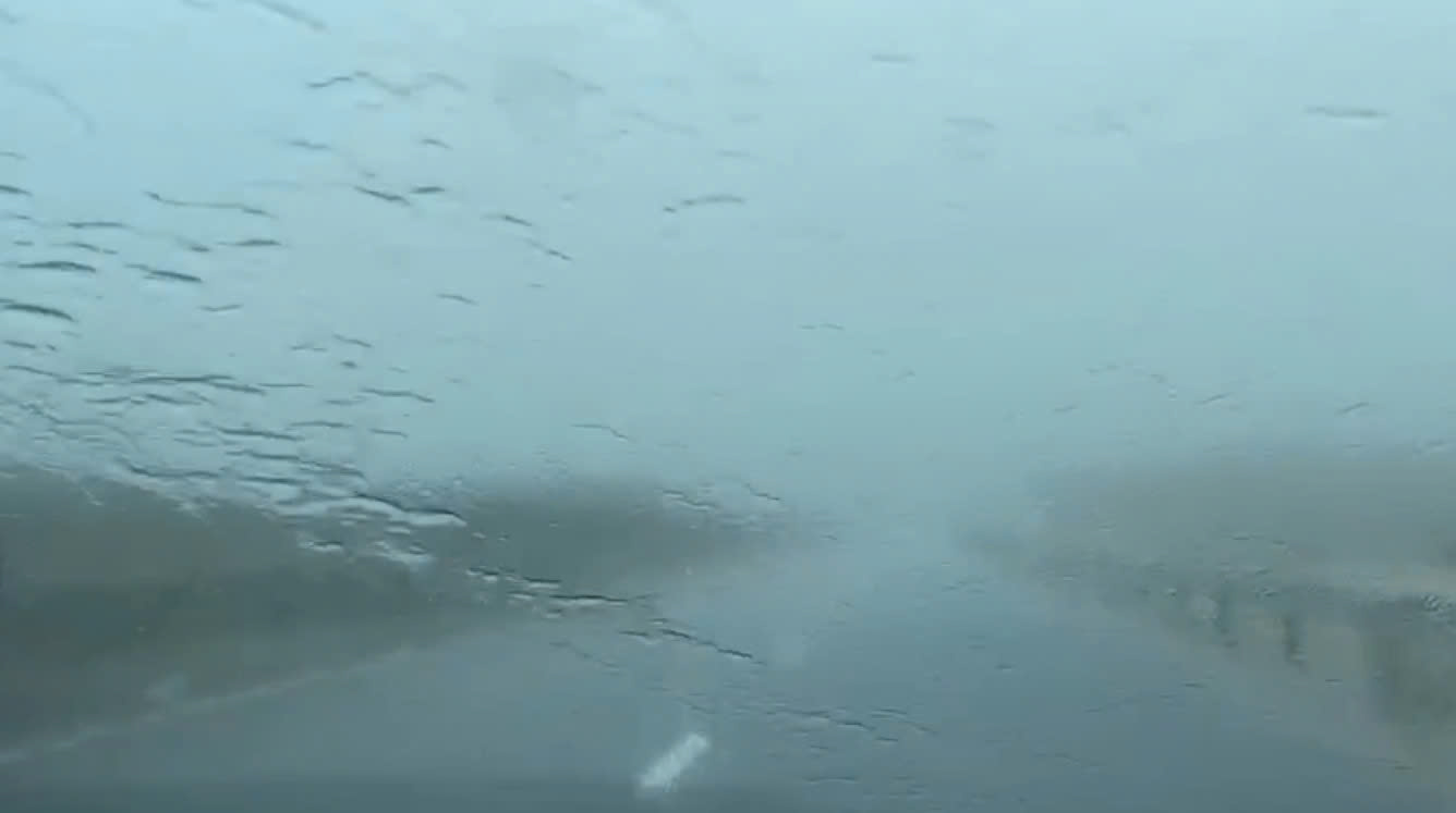 Image from a car on the road on the Van Ninh - Cam Lo expressway. On this route, there is heavy rain, easy to slide, limited visibility. Photo: Expressway Traffic Police Team No. 4.