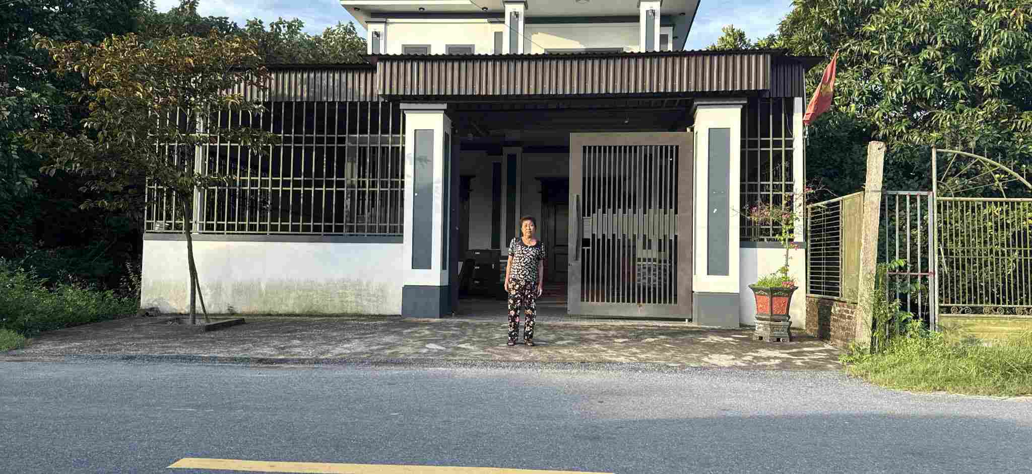 Bà Võ Thị Tạo (SN 1960, trú tại xóm 5, phường Vinh Lộc, Nghệ An) bất ngờ mất nhà, đất sau khi cho cháu mượn sổ đỏ vay tiền làm ăn. Ảnh: Quang Đại