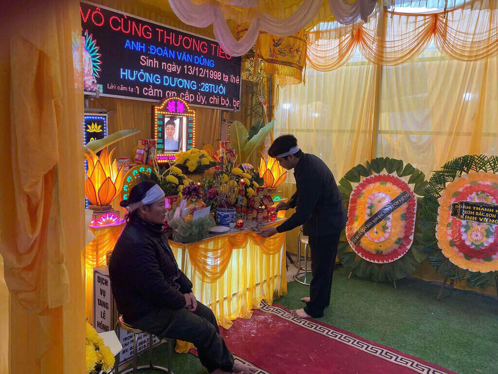 Gia dinh dang to chuc dam tang cho nan nhan xau so bi duoi nuoc o long ho Hoa Binh. Anh: Minh Nguyen