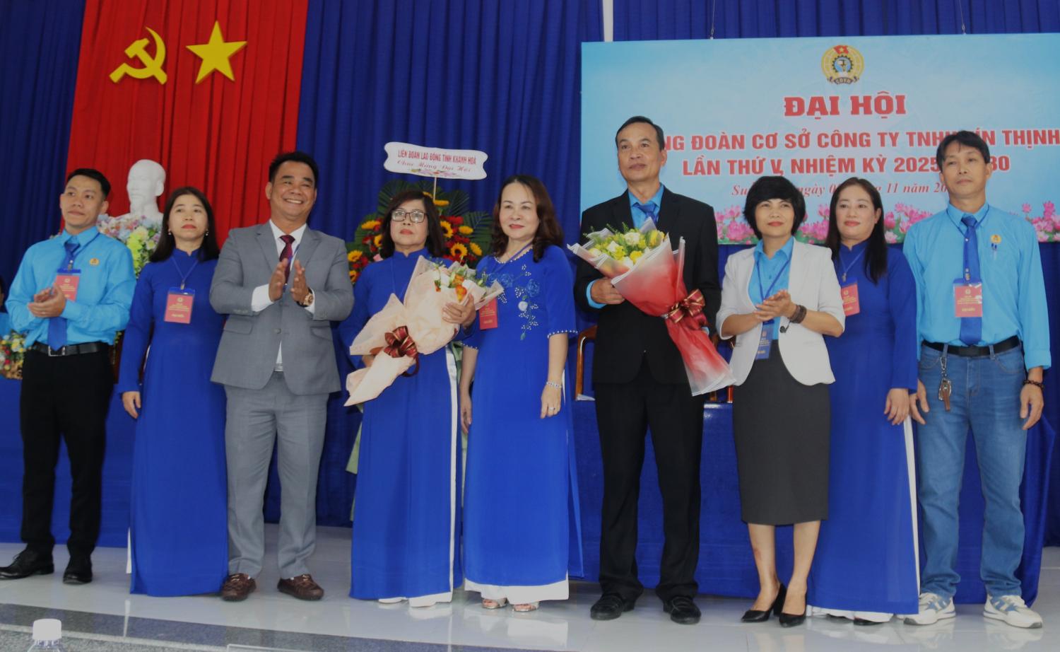 The Executive Committee of the Trade Union of Tin Thinh Company Limited for the 2025-2030 term was introduced at the congress. Photo: Phuong Linh