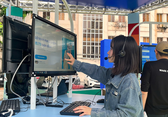 Sinh vien trai nghiem phuong phap hoc ngoai ngu hieu qua voi su ho tro cua cong nghe. Anh: Van Trang