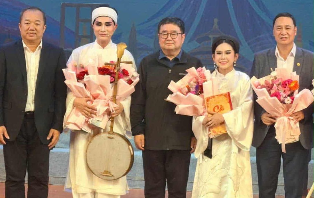 Artists receive awards. Photo: Provided by the artist.