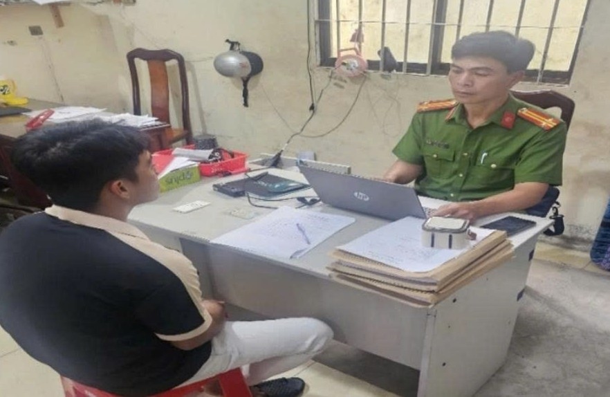 Le suspect P.H.P au poste de police pour clarifier l'acte de vol a l'arrache. Photo : Police de la commune de Lich Hoi Thuong