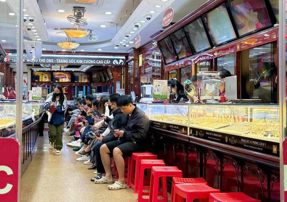 Ngay 2.11, tai mot so cua hang vang, nguoi dan van den mua nhung luong khach da thua hon so voi truoc. Anh: Phuong Anh