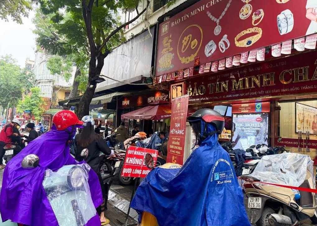 Mot so khach phai ra ve vi cua hang da ban het vang. Anh: Phuong Anh