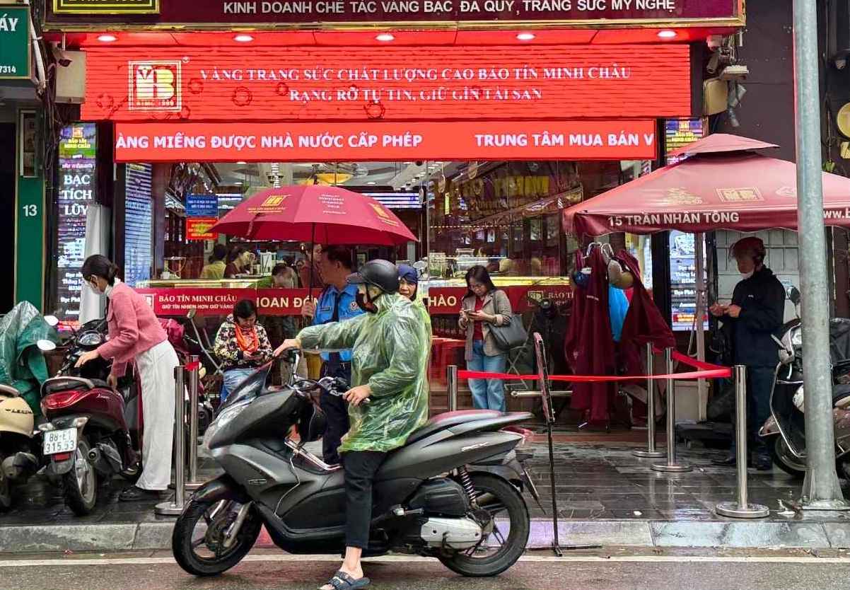 Khong con tinh trang nguoi dan xep hang dai truoc cac cua hang vang. Anh: Phuong Anh