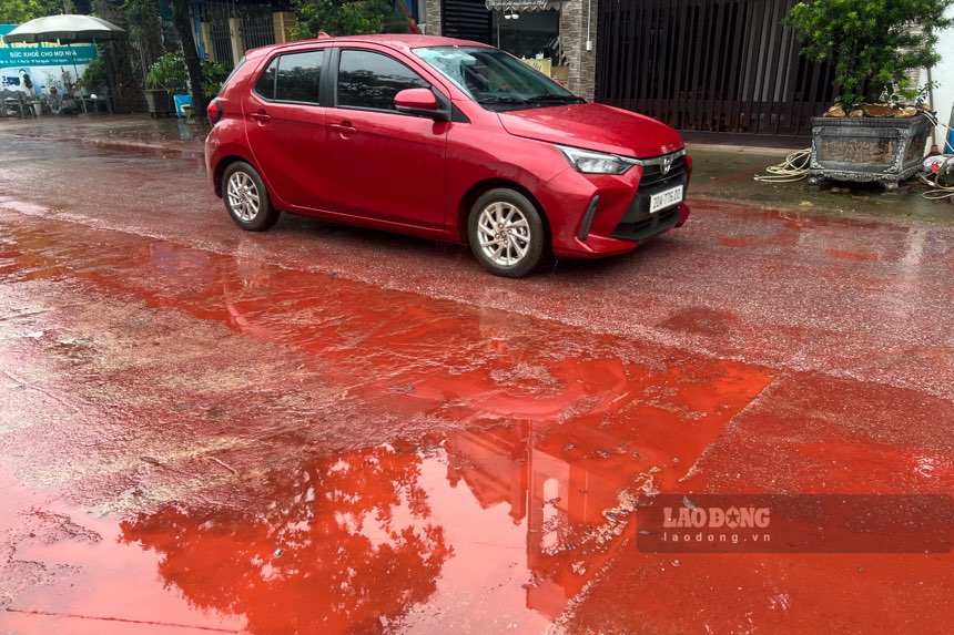 Chat long phu kin mat duong, tran ra hai ben. Anh: Dang Vu.