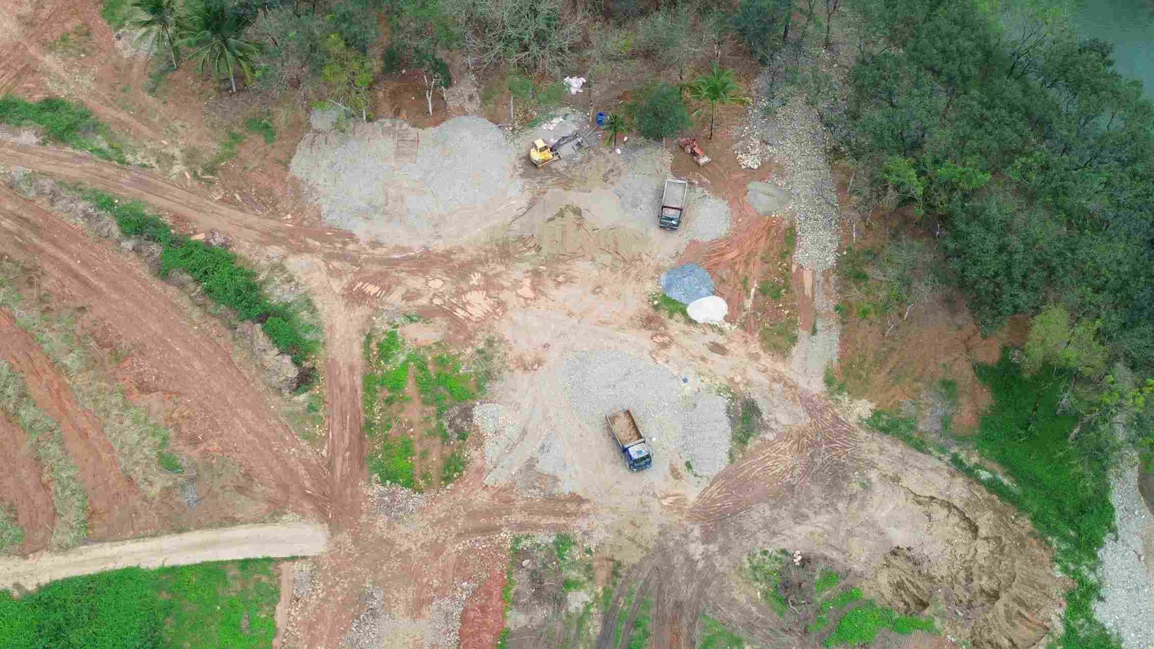 Đại công trường khai thác đá, sỏi không phép quy mô lớn ven sông Đạ Quay (xã Đạ Huoai 2, Lâm Đồng). Ảnh: Phúc Khánh