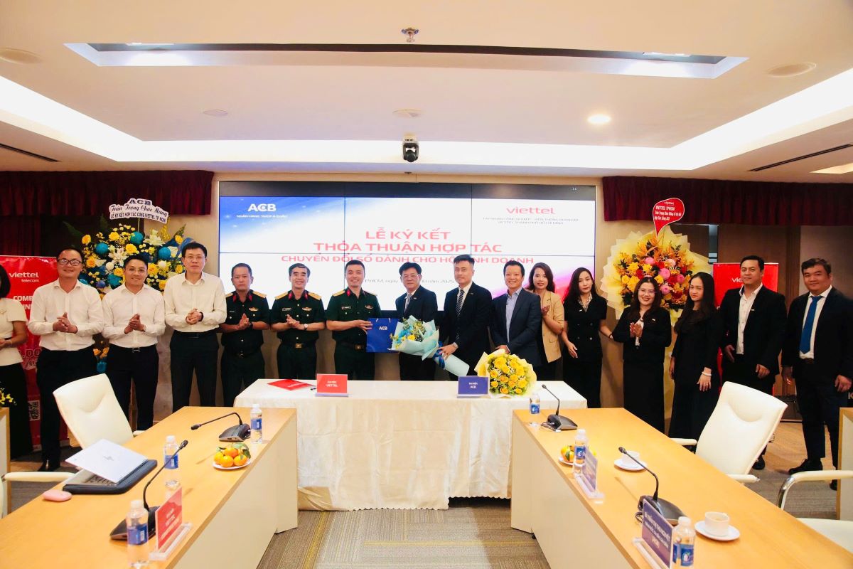 Viettel Ho Chi Minh City and ACB signed a cooperation agreement, aiming to build a comprehensive digital service ecosystem to serve the Vietnamese business community. Photo: Viettel HCMC