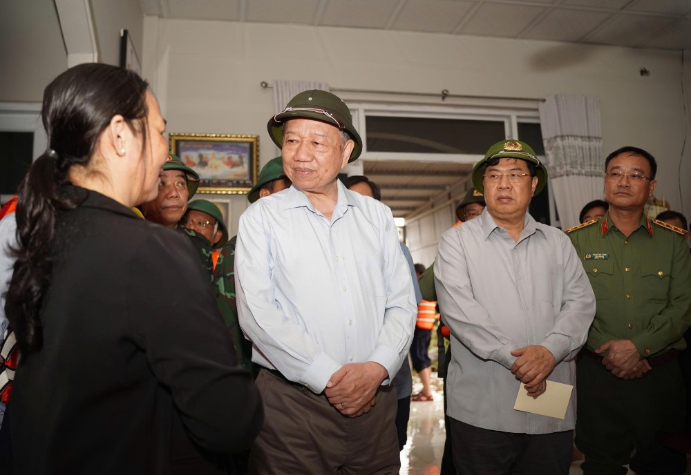General Secretary To Lam and the Central working delegation inspected the work of natural disaster prevention and control and visited people affected by floods in Quang Dien commune (Hue city). Photo: Le Dinh Hoang