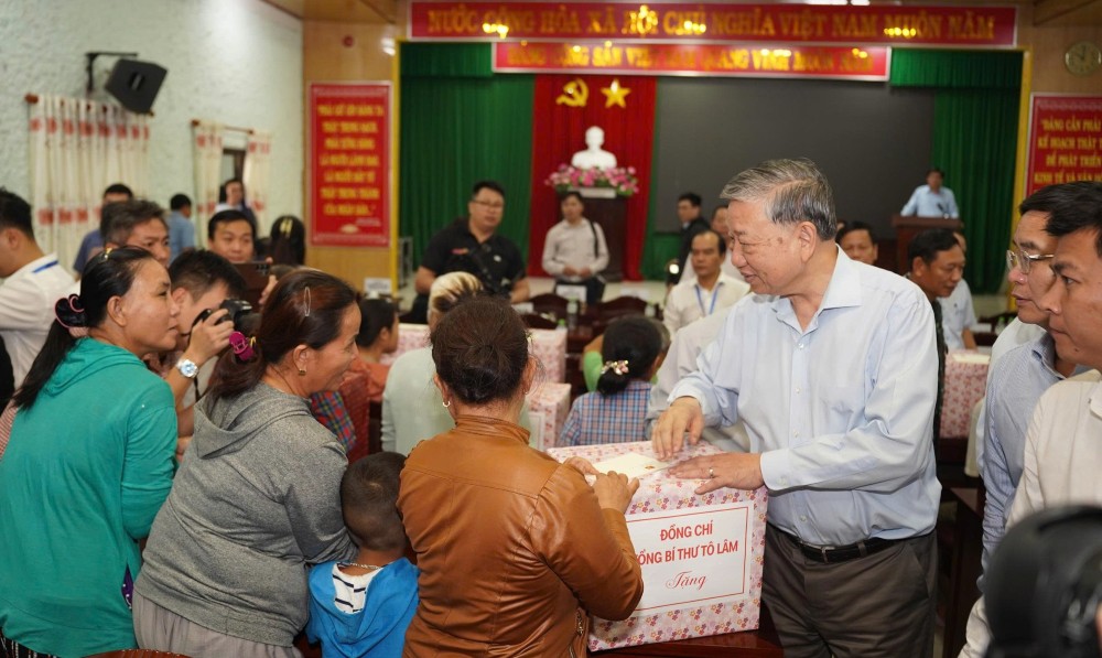 Tong Bi thu To Lam tham hoi, tang qua cho nguoi dan bi anh huong boi mua lu tai xa Quang Dien (TP Hue). Anh: Le Dinh Hoang