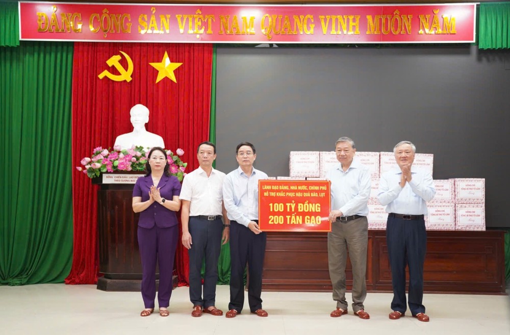 Tong Bi thu To Lam trao 100 ti dong va 200 tan gao cua lanh dao Dang, Nha nuoc, Chinh phu ho tro Hue khac phuc hau qua mua lu. Anh: Le Dinh Hoang