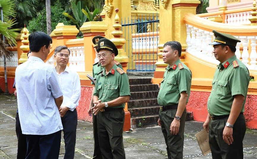 Cong an TP Can Tho phoi hop kiem tra cac dia diem dien ra hoat dong trong Le hoi Ooc Om Boc - Dua ghe ngo TP Can Tho nam 2025. Anh: Cong an TP Can Tho