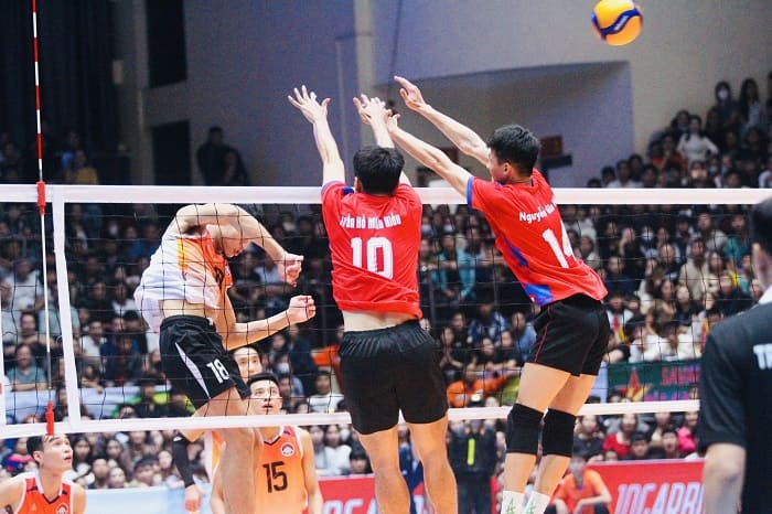 Cau thu bong chuyen nam TP Ho Chi Minh (do) da thi dau xuat sac tai tran chung ket o Ha Tinh. Anh: VCT