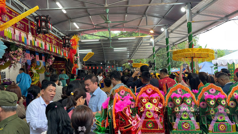 Dong dao nguoi dan va du khach den le hoi. Anh: Dinh Dai