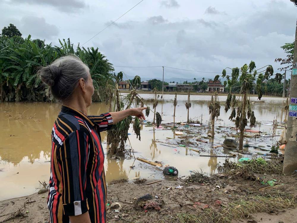 Nguoi dan xot xa nhin ruong dong tan hoang. Anh: Thanh Huyen