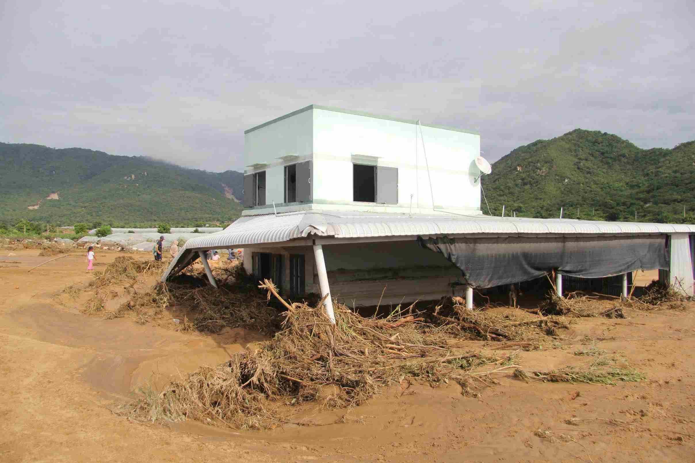 Nha cua cua nguoi dan bi hu hong nghiem trong do lu quet gay ra. Anh: Phuc Khanh