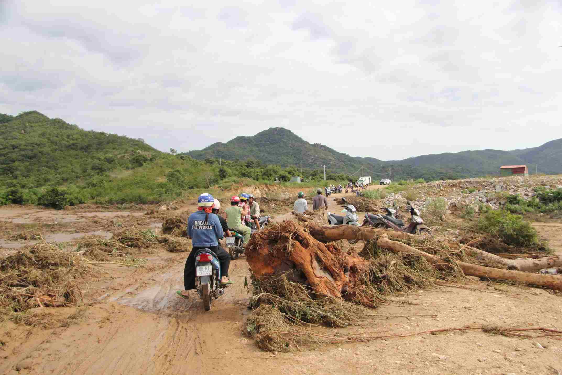 Escena de devastacion de la zona de hundimiento del embalse en la comuna de Tuy Phong (Lam Dong). Foto: Phuc Khanh