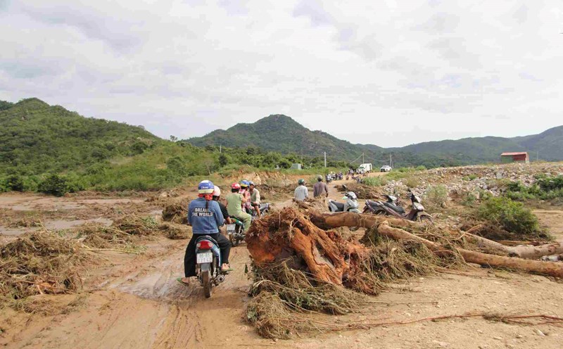 The scene of devastation in the broken reservoir area in Tuy Phong commune (Lam Dong). Photo: Phuc Khanh
