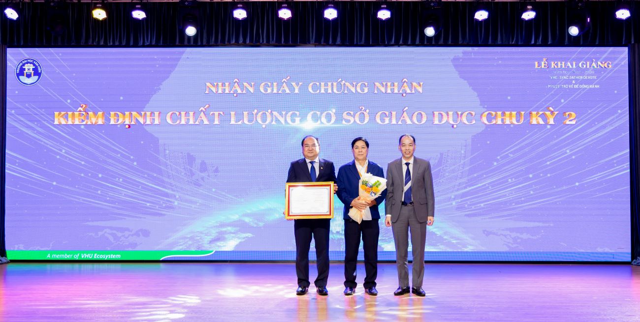 PGS.TS Dinh Van Dung - Pho chu tich Hoi dong quan ly - Trung tam Kiem dinh chat luong giao duc - Dai hoc Quoc gia Ha Noi trao Giay chung nhan kiem dinh chat luong co so giao duc chu ky 2 cho Dai dien truong Dai hoc Van Hien.