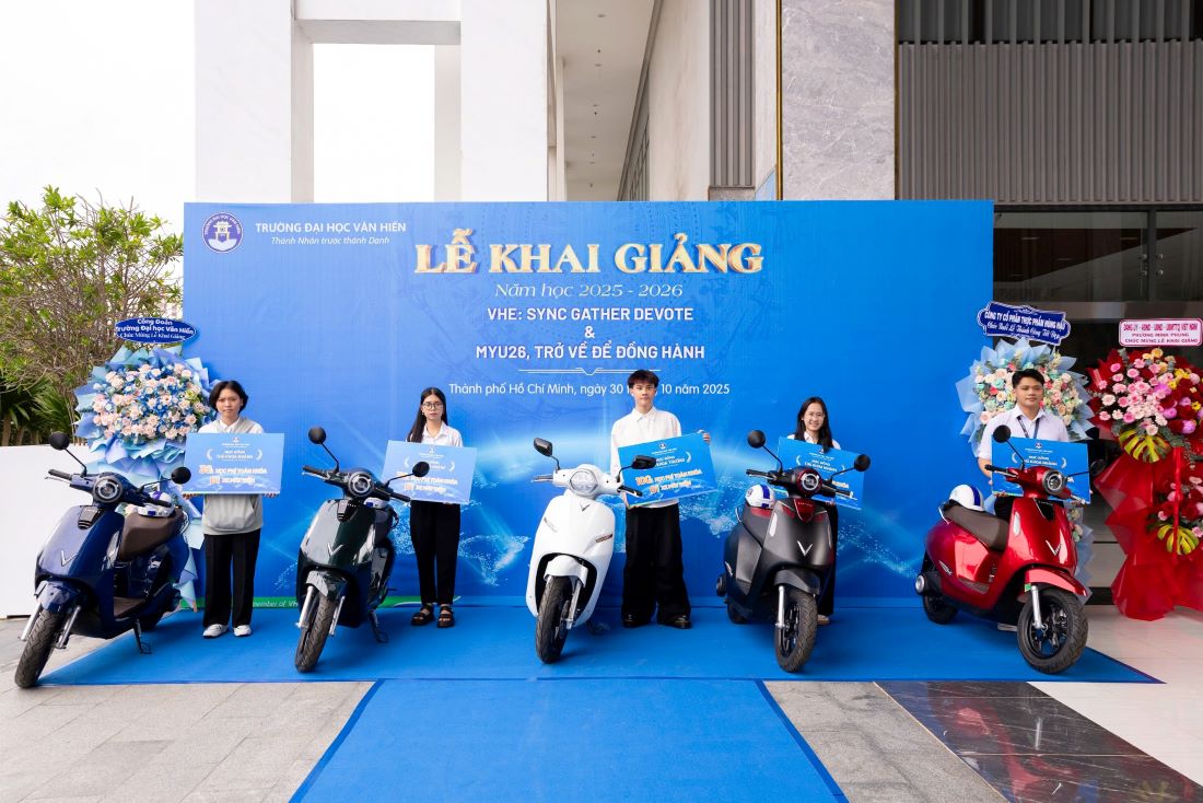 Thu khoa, a khoa va tan sinh vien dat tu 27.5 diem nhan xe may dien va hoc bong tai le Khai giang.