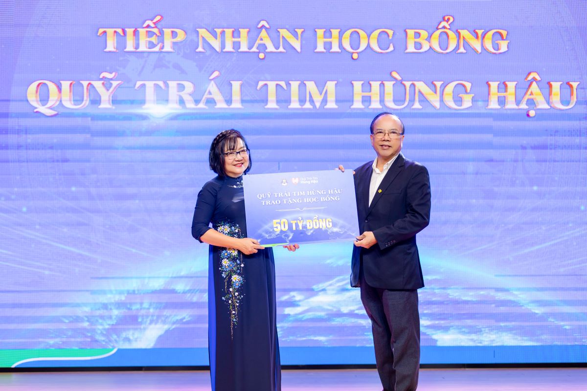 PGS.TS Nguyen Thi Thu Trang - Pho Hieu truong Truong Dai hoc Van Hien nhan hoc bong 50 ti dong tu Quy Trai tim Hung Hau.