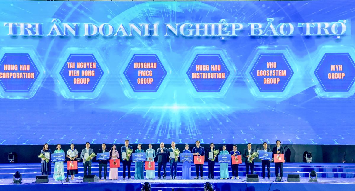 Truong Dai hoc Van Hien tri an cac doanh nghiep bao tro cac doi thi tai Gala “myU26, tro ve de dong hanh