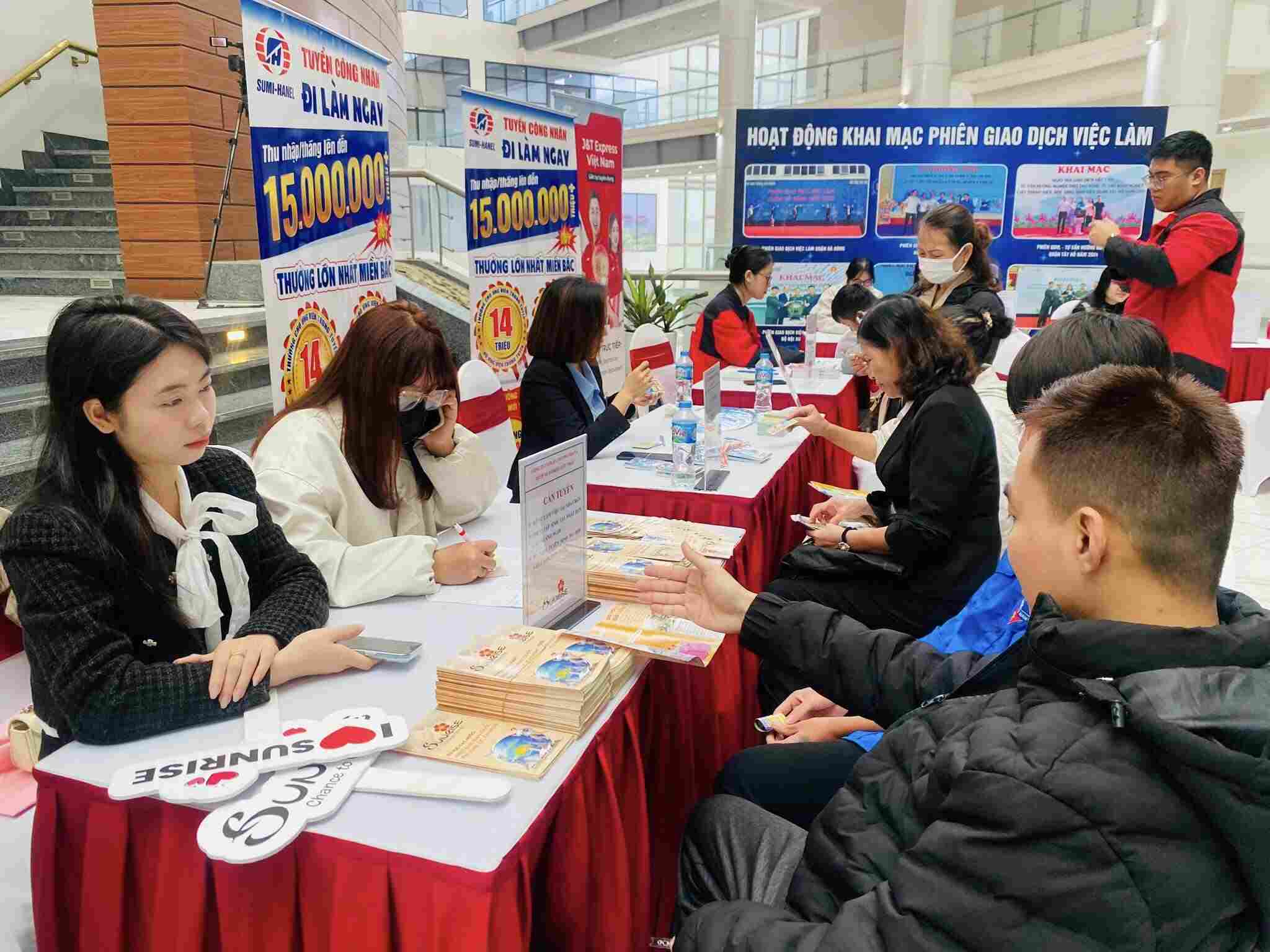 Dong Anh strengthens job creation for workers at the end of the year