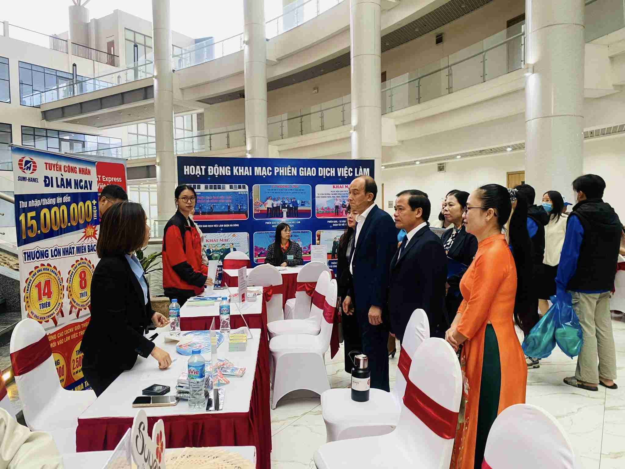 Dai dien So Noi vu, chinh quyen dia phuong va Trung tam Dich vu viec lam tham hoi, nam bat nhu cau cua doanh nghiep va nguoi lao dong. Anh: Cao Thom